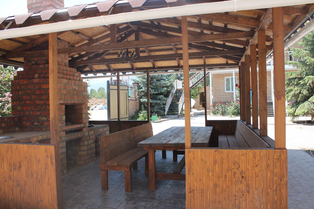 Hotel Адилет Cholpon-Ata Exterior foto